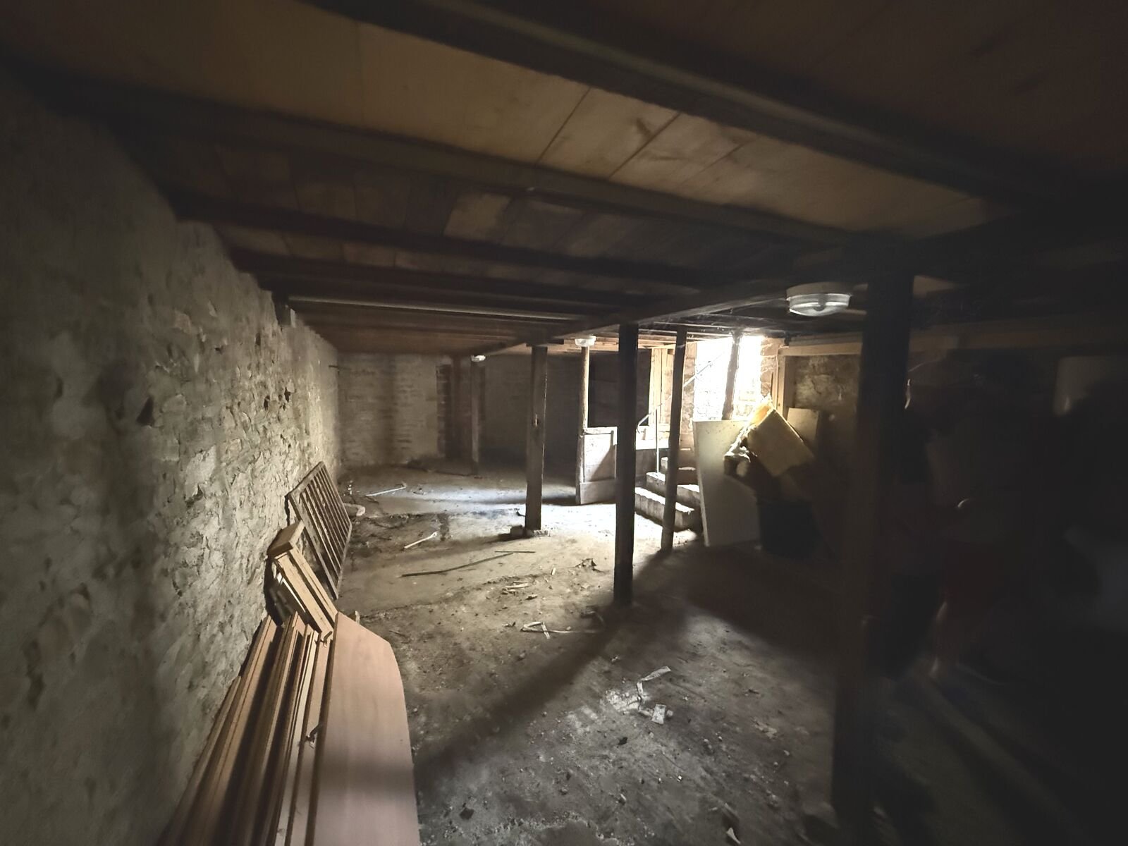La cave, aménageable à l'avenir, sera dotée d'un accès intérieur et de lumière naturelle