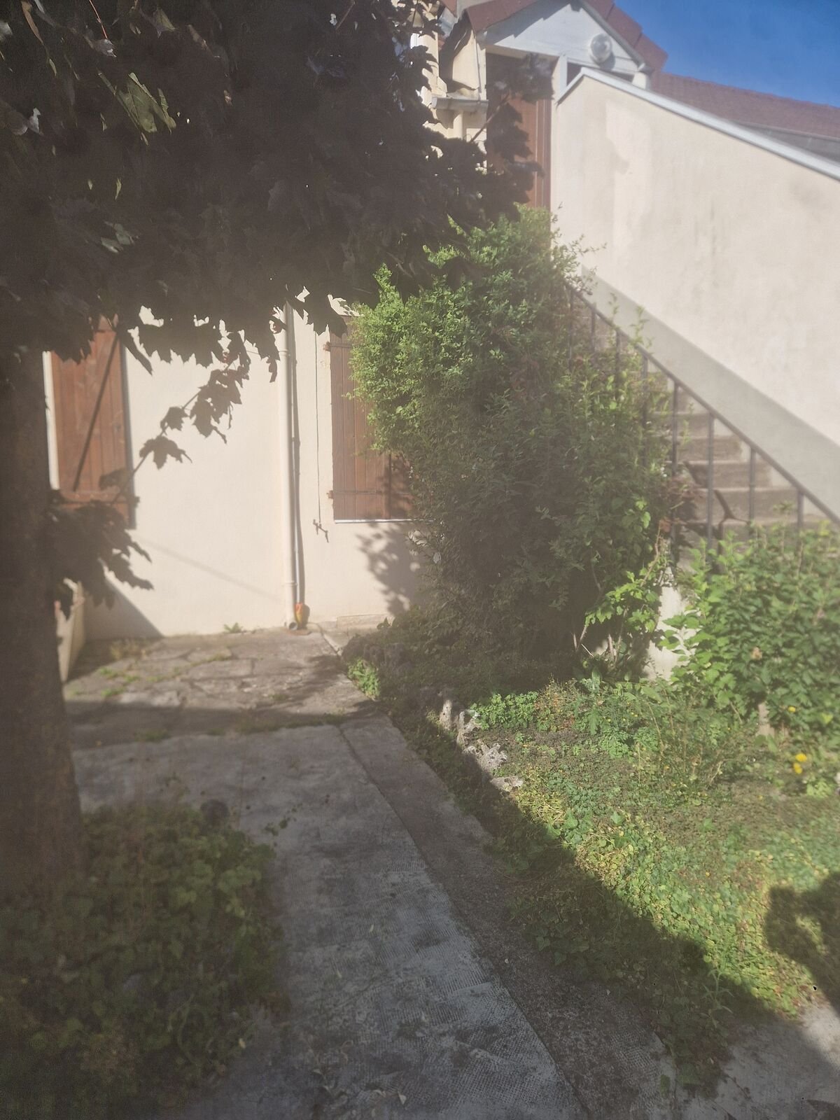 La cour côté jardin