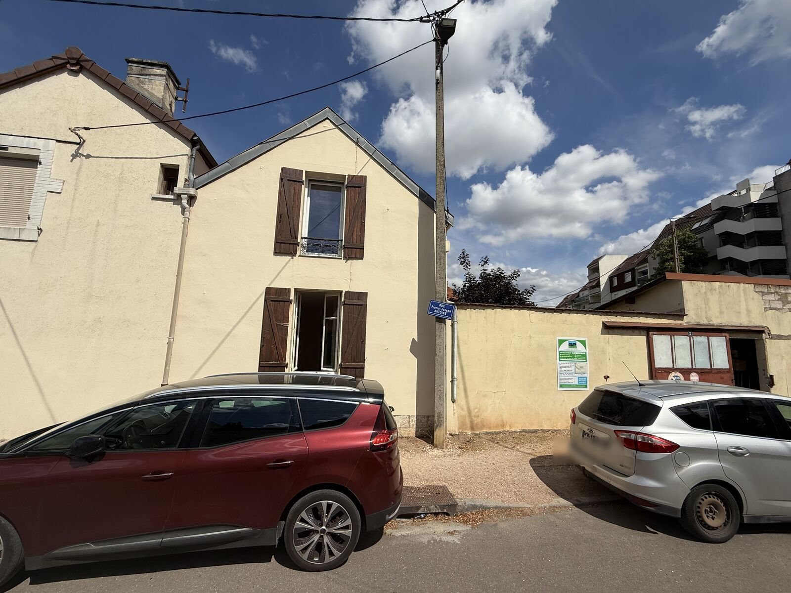 La façade sur rue